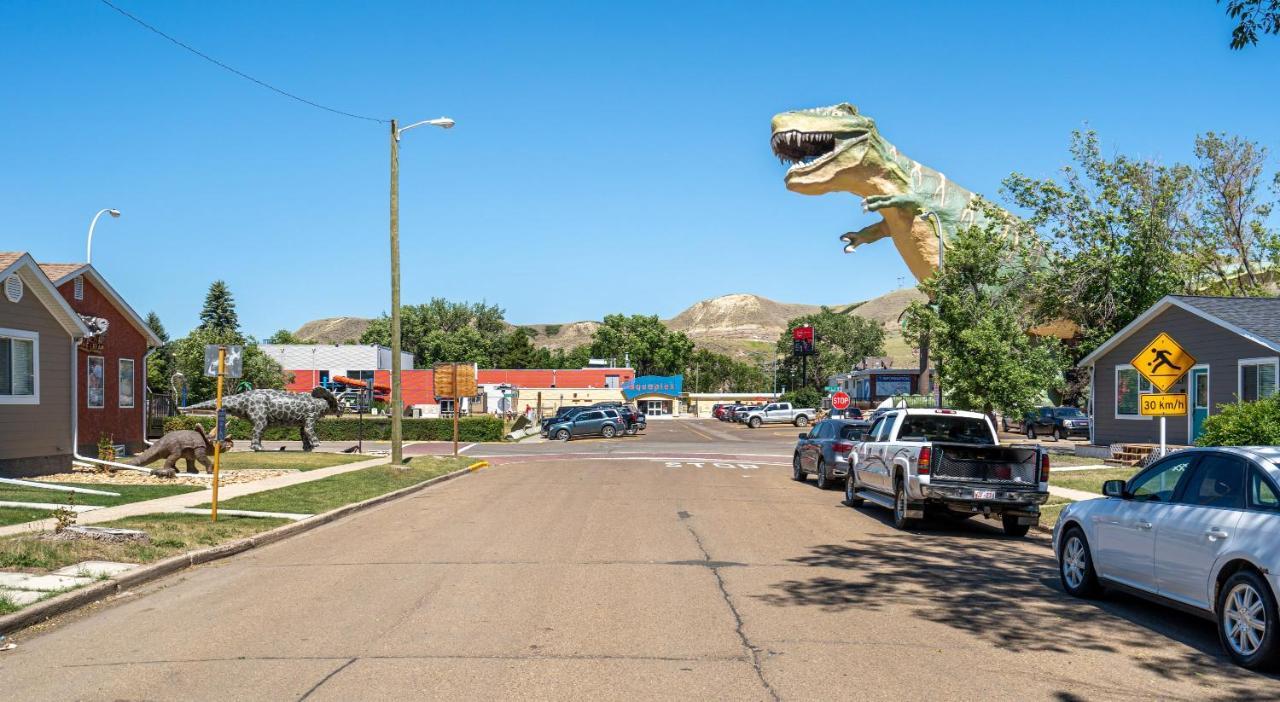 Raptor Retreat L Central L Big Dinosaur L Sleeps 9 Drumheller Esterno foto